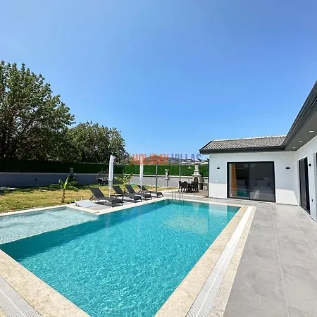 Villa Arya